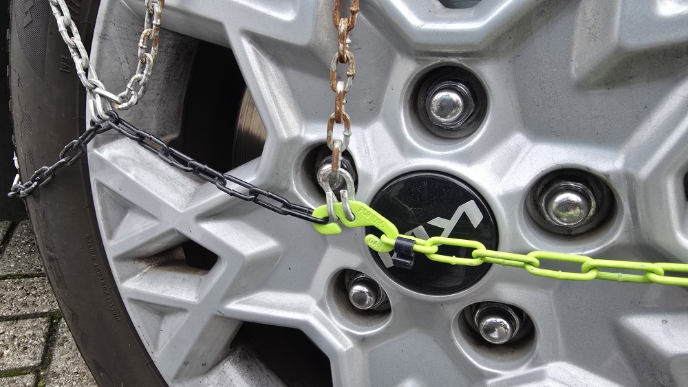 Zet het overtollige stuk ketting vast.